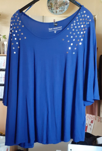 Dunkelblaues shirt mit - dunkelblaues,